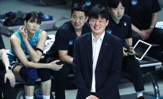 연이은 득점에 미소 보이는 이영택 감독