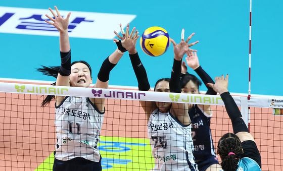 블로킹 하는 김세빈·타나차