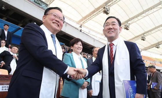 부활절 예배에서 만난 김부겸·주호영