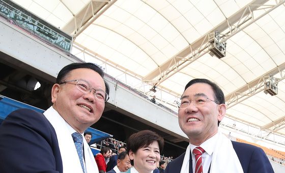 악수하는 김부겸·주호영