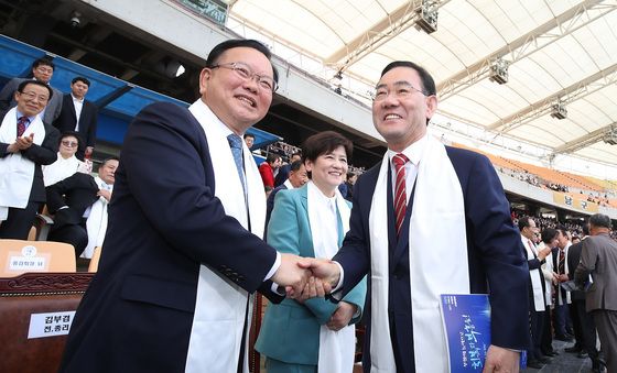 악수하는 김부겸·주호영