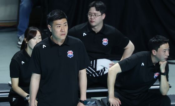 굳은 표정의 김영래 감독대행