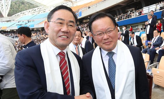 손잡고 악수하는 김부겸·주호영