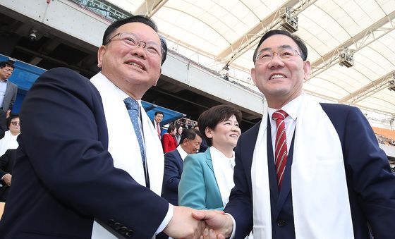대구에서 만나 악수하는 김부겸·주호영