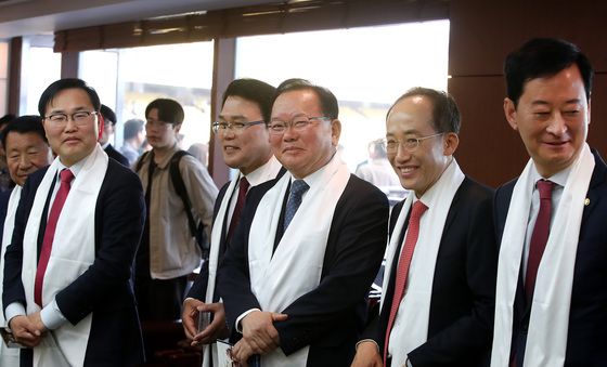 부활절 예배 찾은 대구시장 후보