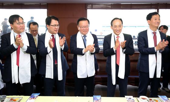 손뼉 치는 대구시장 예비후보