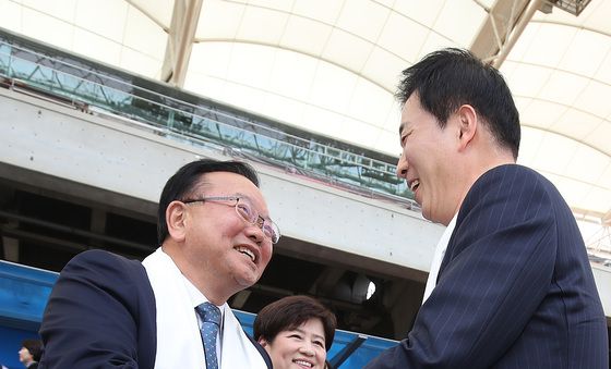 인사하는 김부겸·유영하