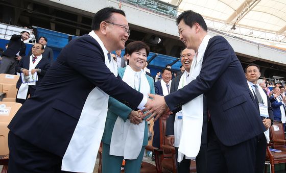 인사하는 김부겸·유영하