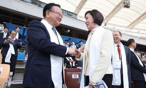 악수하는 김부겸·이인선