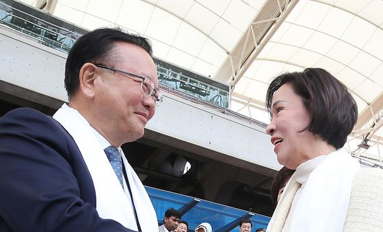 악수하는 김부겸·이인선