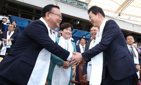 유영하 의원과 인사 나누는 김부겸 전 총리