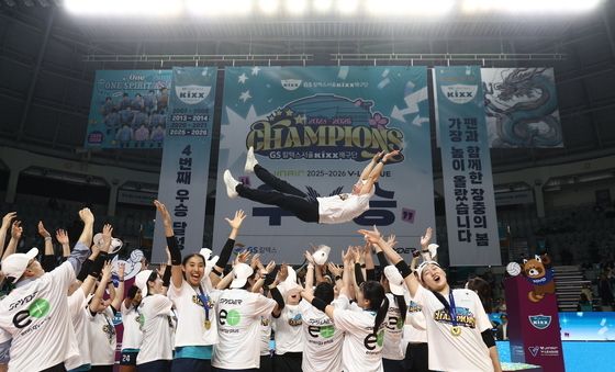 이영택 감독 헹가래 치는 GS칼텍스 선수들