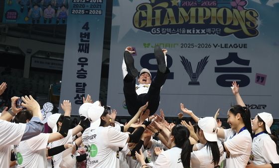 이영택 감독 헹가래 치는 GS칼텍스 선수들