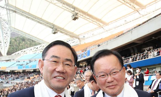 악수하는 김부겸·주호영