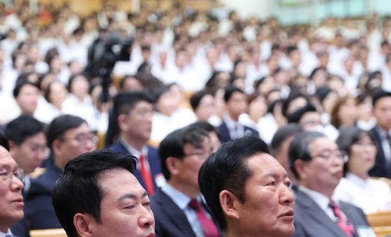 찬송 부르는 여야 대표