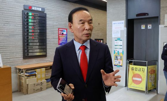 비공개 공관위 회의 참석하며 취재진과 대화하는 박덕흠 위원장