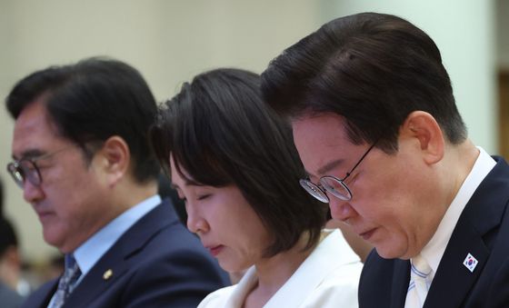 부활절 예배 기도하는 李대통령