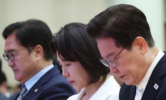 기도하는 이재명 대통령과 김혜경 여사