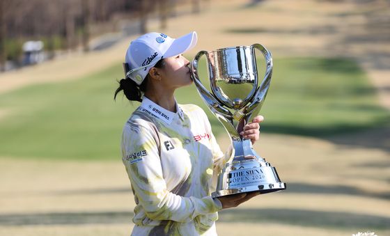 고지원, 우승트로피에 입맞춤