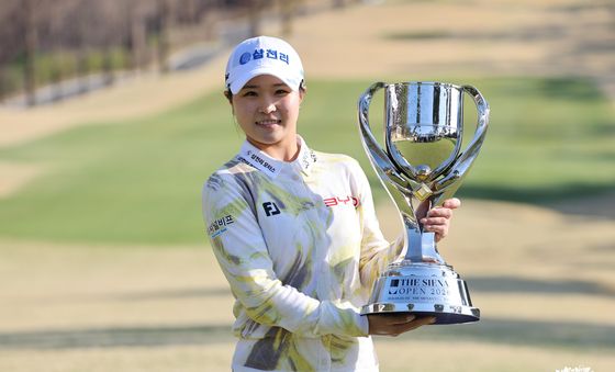 우승 트로피 든 고지원