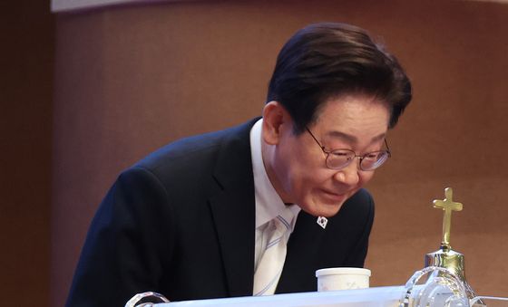 성도들에게 인사하는 李대통령