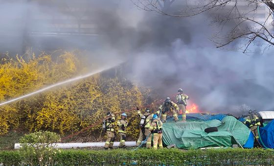 잠실 한강공원 쓰레기더미서 불…인명 피해 없어