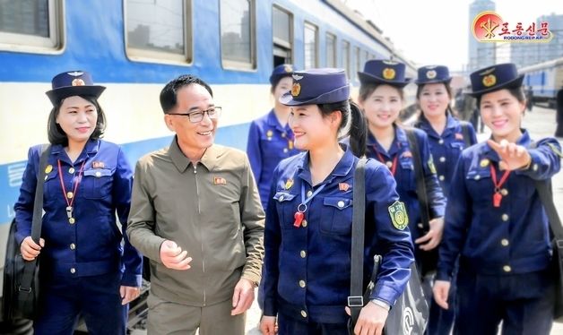 北 평양청년여객열차승무대 "맡은 일을 책임적으로" 선전
