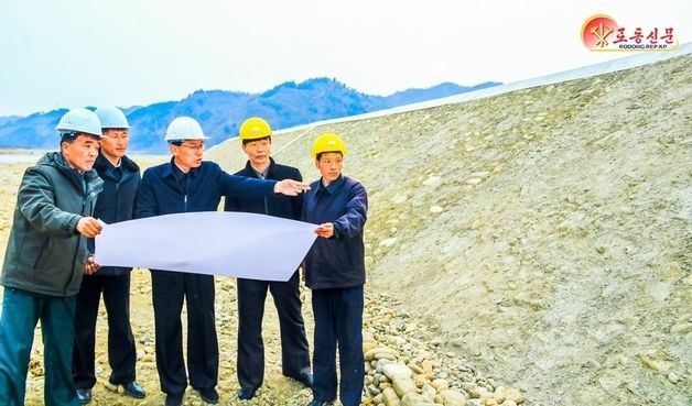 北 희천시, 제방쌓기 역량 집중…강하천 통수 능력 제고