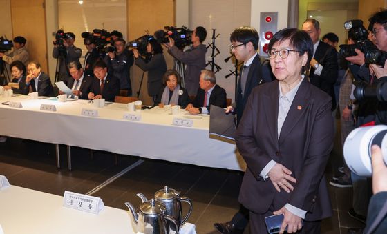 중동전쟁 대응 회의 입장하는 정은경 장관