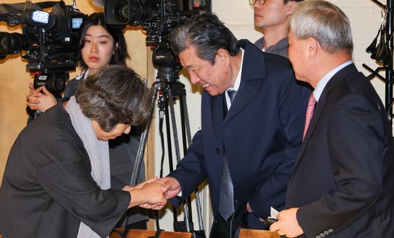 인사 나누는 이성규·신경림 회장