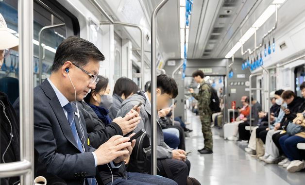 김성환 기후부 장관, 지하철 출근으로 에너지절약 국민행동 동참