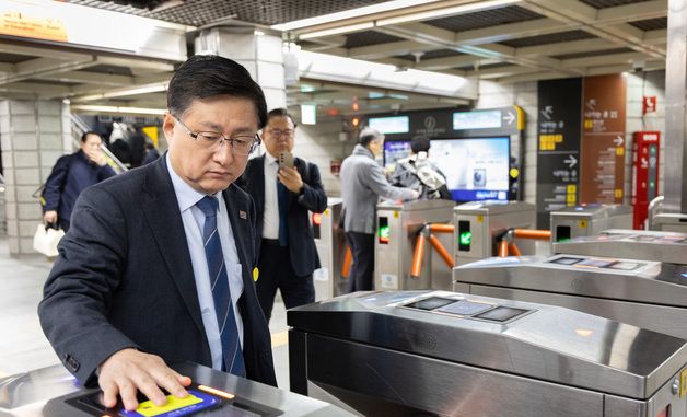 지하철 출근하는 김성환 기후부 장관