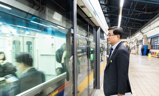 김성환 장관, 지하철 출근으로 에너지절약 국민행동 동참