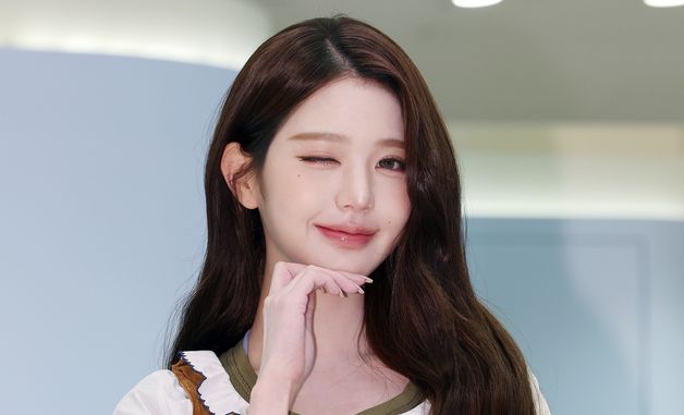 아이브 장원영, 깜찍하게 윙크