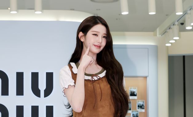 포즈 취하는 아이브 장원영