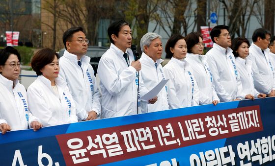 조국 '윤석열 파면 1년, 내란 청산 끝까지'