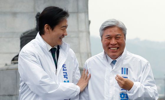 대화 나누며 환하게 웃는 조국 대표와 서왕진 원내대표