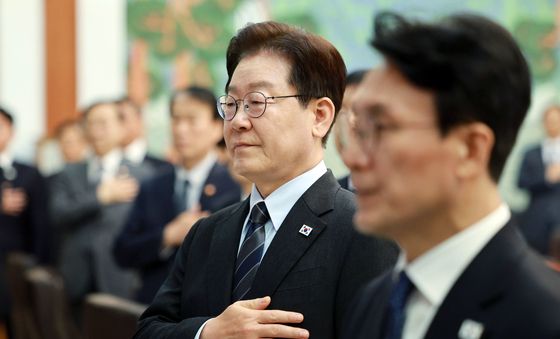 국무회의 국민의례하는 이재명 대통령