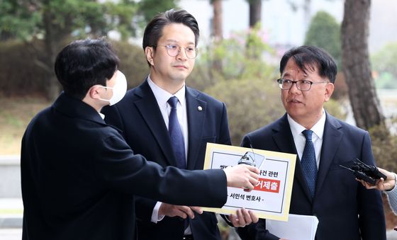 취재진 질문에 답변하는 서민석 변호사