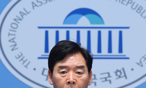 출마 기자회견하는 오중기