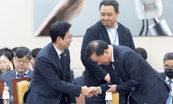 인사 나누는 배경훈 부총리와 김종철 위원장