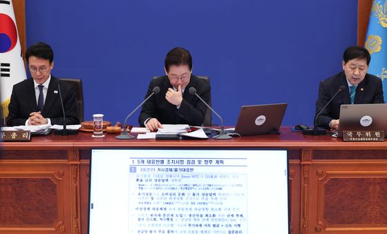 5개 대응반별 조치사항 점검 및 향후 계획 보고 받는 이재명 대통령