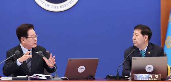 구윤철 부총리에게 질의하는 이재명 대통령