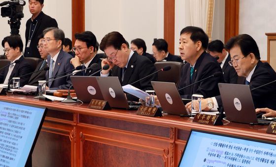 5개 대응반별 조치사항 점검 및 향후 계획 보고 받는 이재명 대통령