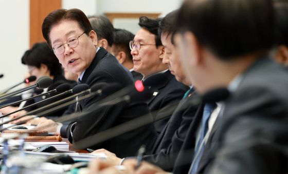 김윤덕 국토장관에게 질의하는 이재명 대통령