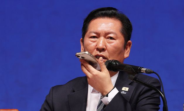 김동아 의원과 통화하는 정청래 대표