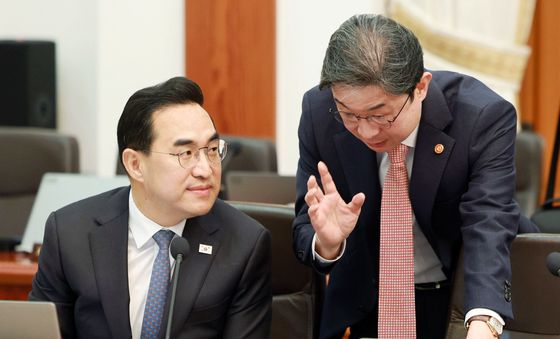 대화하는 박홍근 기획예산처 장관과 이억원 금융위원장