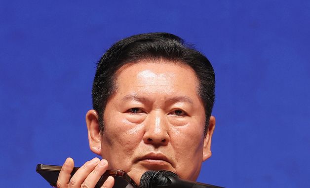 '연어 술파티 의혹' 증언 음성 재생하는 정청래 대표