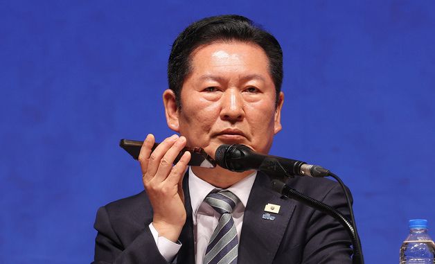 '연어 술파티 의혹' 증언 음성 재생하는 정청래