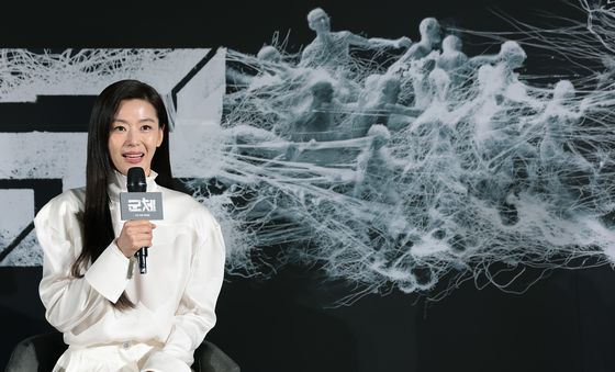 '군체' 전지현, 생존자의 리더